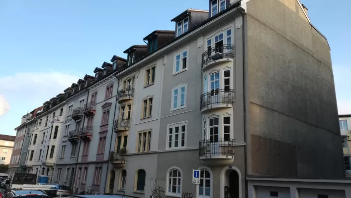 Energetische-Dachsanierung-Denkmalschutz_Hebelstrasse-Basel-v7__FillWzcwNiw0MDBd.jpg