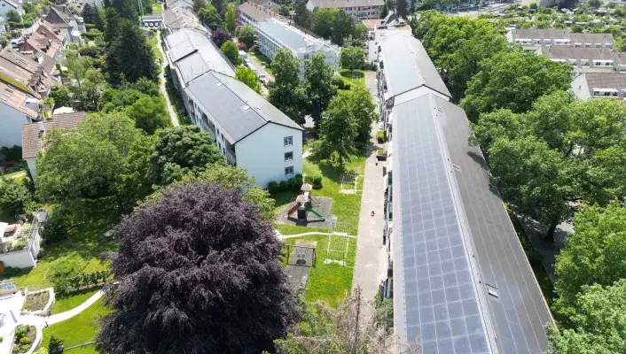 Photovoltaikanlage-Dachsanierung-_Wohngenossenschaft-Niederholz-Riehen-v2__FillWzcwNiw0MDBd.jpg